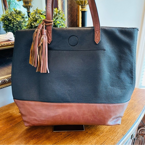 UNBRANDED BLACK & BROWN TOTE BAG WITH TASSELS MAGNETIC CLASP ROOMY WEEKENDER BAG - Picture 2 of 9